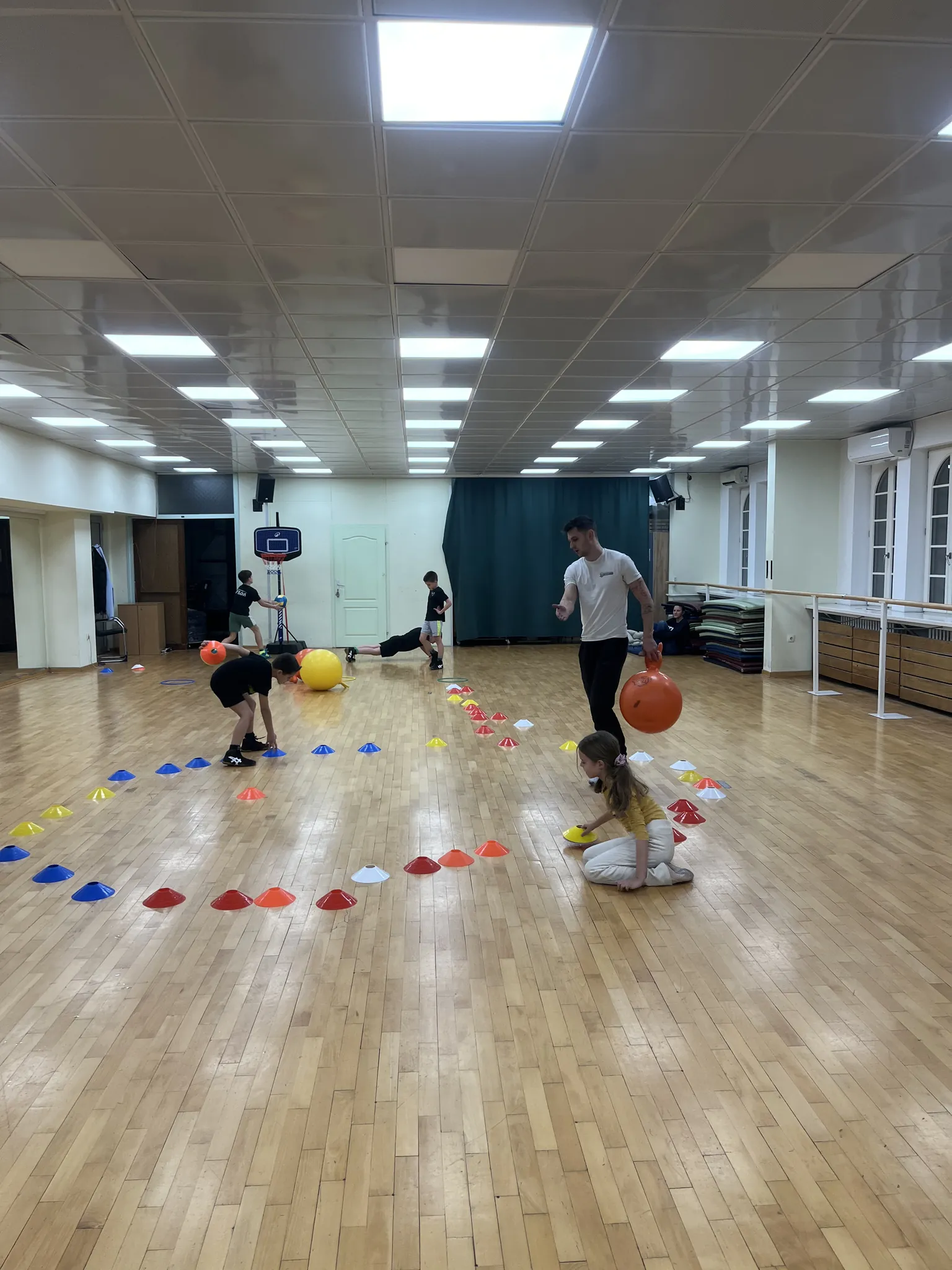 Deca na treningu u školici sporta Nacional